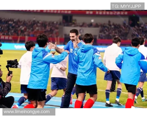 花式足球挑战赛：球星挑衅与极限技巧的精彩对决